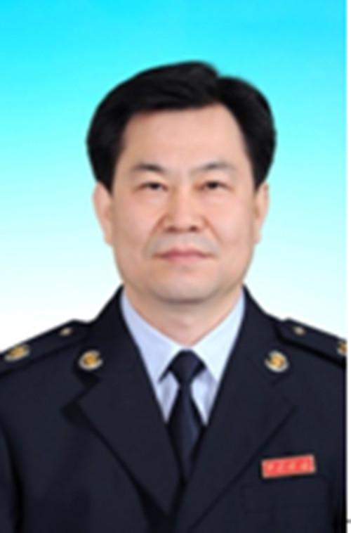 贾玉山,男,汉族,1963年4月出生,河南淅川人,在职研究生毕业,1981年10