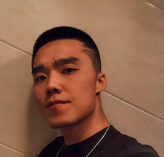 一般来说,寸头更适合气质硬汉的男生!