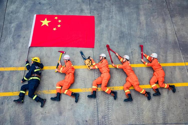 以不同造型与国旗合影手举鲜艳的五星红旗大家怀着无比敬畏之情表达
