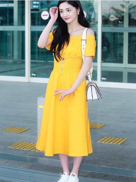 穿连衣裙少配高跟鞋学明星搭配这双鞋子时髦百搭又舒适