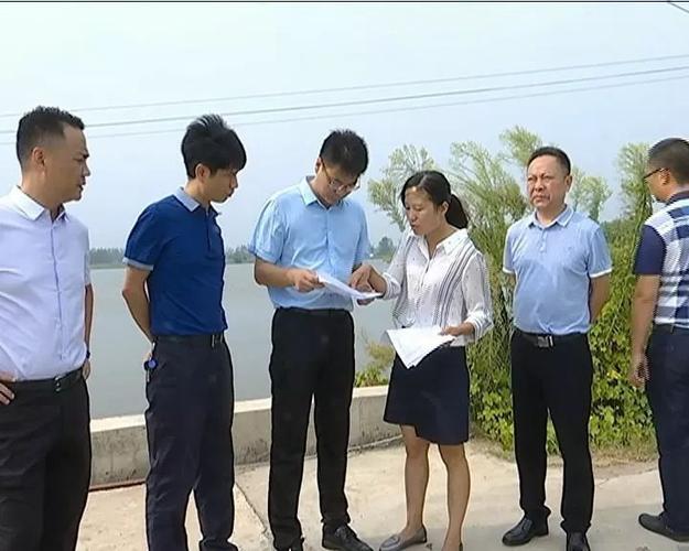 韩旭一行先后实地查看马家寨乡文村渊,万场村九组陈诗道蛋鸡养殖场