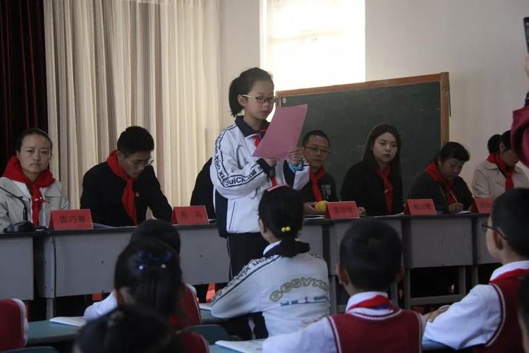 遂昌县实验小学教育集团蓝伟俊校长和陈俊玲副校长对少先队代表的