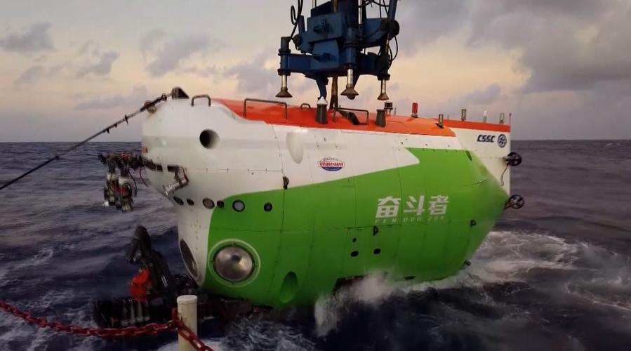 "探索一号"科考船携"奋斗者"号载人潜水器返回三亚,完成2021年度第二