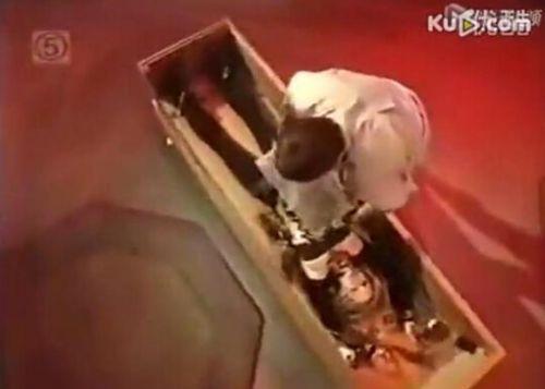 上百只老鼠啃食被绑美女 美女尖叫不断口味太重(7)