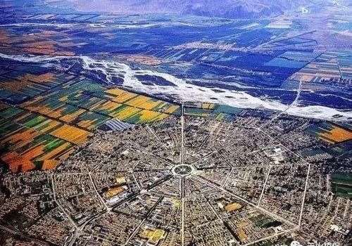 在新疆,有一个世界规模最大的八卦城--特克斯八卦城.