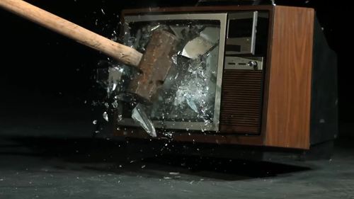 砸电视甩电视老电视机_1920x1080_高清视频素材下载