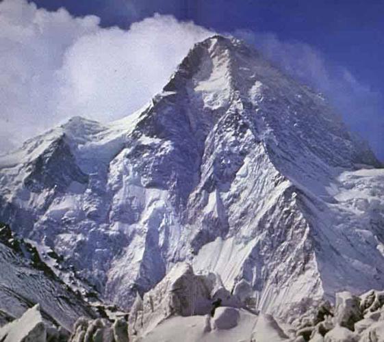 乔戈里峰海拔8611米,它是喀喇昆仑山脉的主峰,也是世界上第二高峰