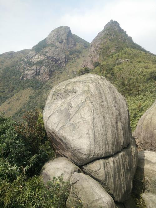 横看成岭侧成峰,这个角度看拇指峰与望风朔,严然是两兄弟两姐妹一样.