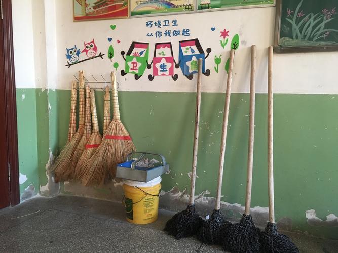 4.卫生角,扫帚四把上挂,拖布四把,挫字,垃圾箱整齐有序摆放好.