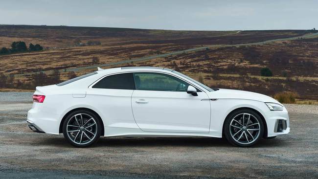 一艘非常时尚和舒适的巡洋舰将锐利的奥迪 a5 视为a4 轿车的更理想