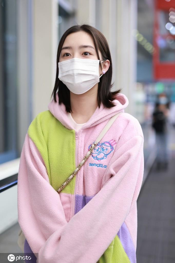 邓恩熙梳着利落短发现身 素颜白净可爱状态满分