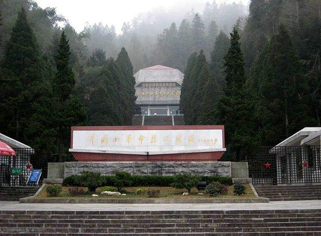 茨坪革命旧址群位于江西省井冈山市中心的东山脚下,面临挹翠湖