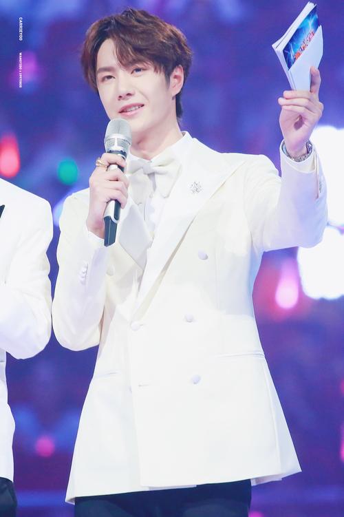 181231 湖南卫视跨年晚会 @uniq-王一博 cr:logo