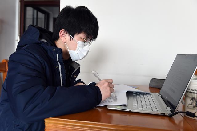 冠状病毒感染的肺炎疫情,中国许多学校推迟开学,学生们只能"宅"在家