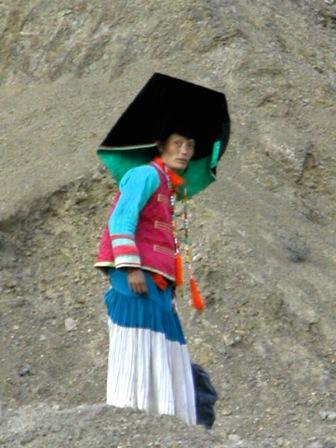 这一线是凉山彝族自治区,风景很美.