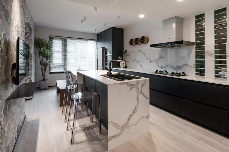 实用的  餐桌椅 吧台的组合