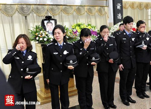 江苏徐州遭袭牺牲民警追悼会举行