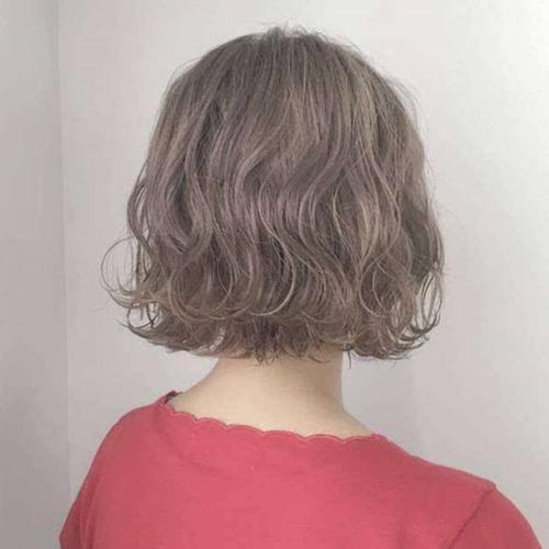 妩媚又性感的一款短发烫发,偏分 发尾蓬松烫发,不仅让短发变得十分