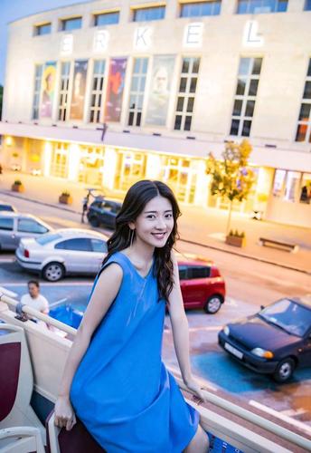 梁洁也太瘦了,身穿蓝色连衣裙,清爽又时髦,不过锁骨太