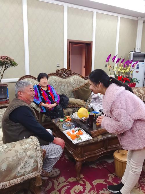 新春佳节,走亲访友给长辈拜年,是一件非常热闹的事情.
