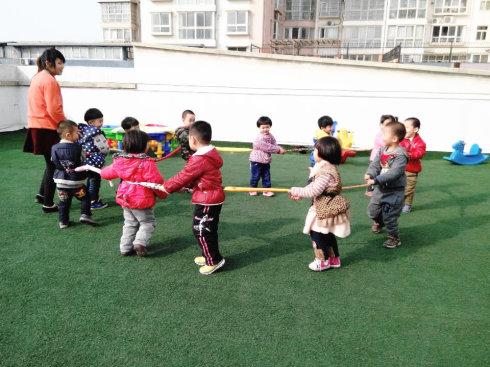 捉尾巴游戏适合各个年龄段的孩子,不仅锻炼了幼儿的体能,同时,也培养