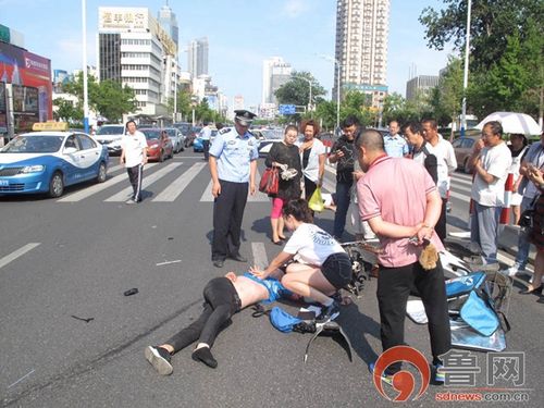 烟台频道 烟台新闻 > 正文     据当时视频显示,车祸发生后,路过市民