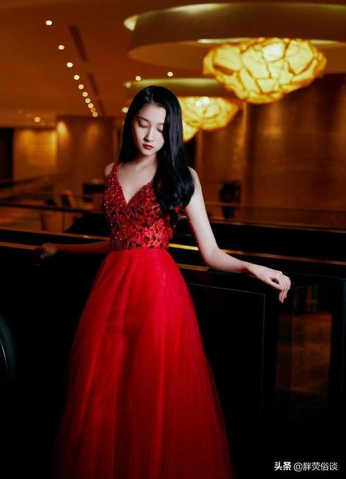 国民闺女关晓彤真的很适合红色,大气美丽