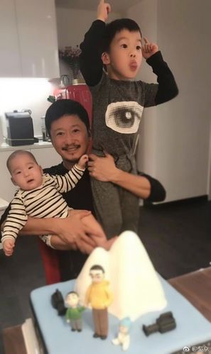吴京两个儿子都遗传谢楠好基因,抓周均拿话筒