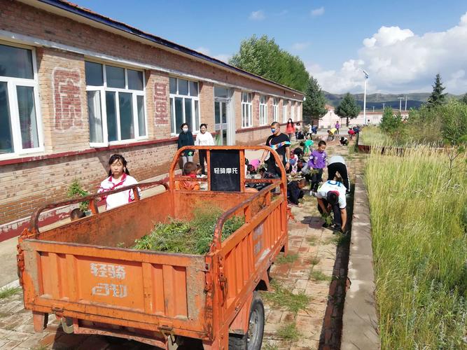千斤沟小学组织师生展开大扫除活动––美化校园