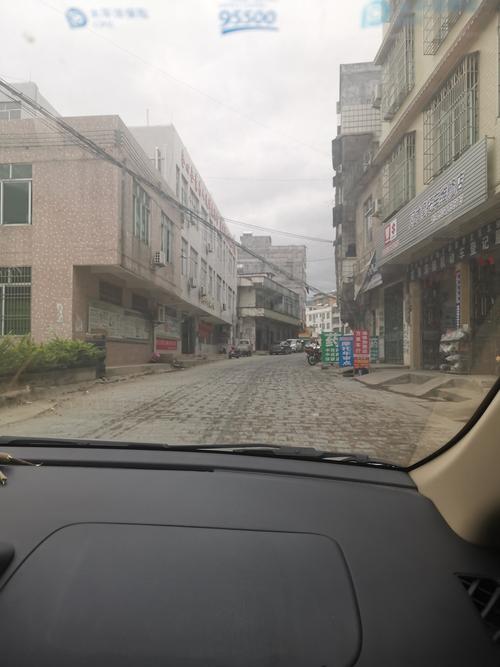 途经高州市深镇镇的石板长街