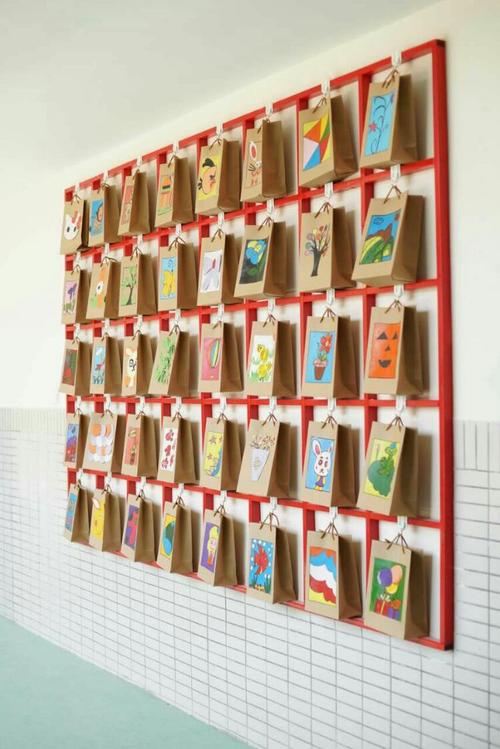 纸袋墙:展示幼儿的美术作品,可以根据季节或节日主题随时更换.