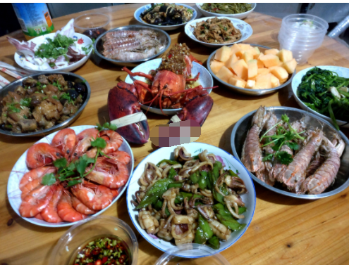 家庭聚餐,做了一大桌海鲜大餐,样样好吃,大家都吃嗨了