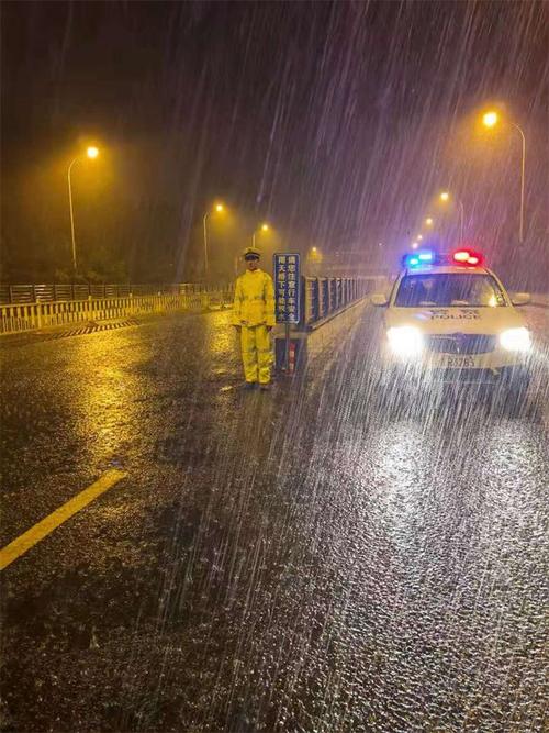 廊坊交警雨中执勤成为一道亮丽警色