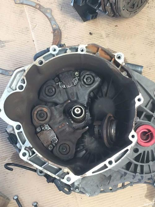 12款新福克斯的变速箱都谁的生锈了,看看是不是普遍现象