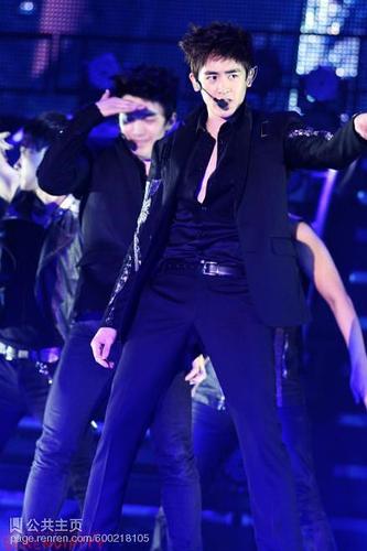 尼查坤·抔勒威查固 nichkhun buck horvejkul的图片