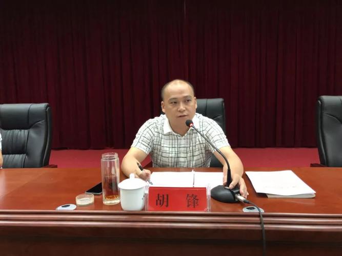 县政协副主席,县统计局局长龙水莲宣读了《万载县人民政府关于我县第