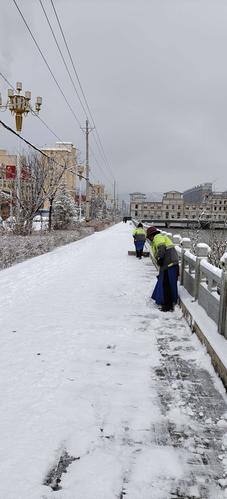 环卫工人坚守除雪一线 保障雪天道路安全畅通