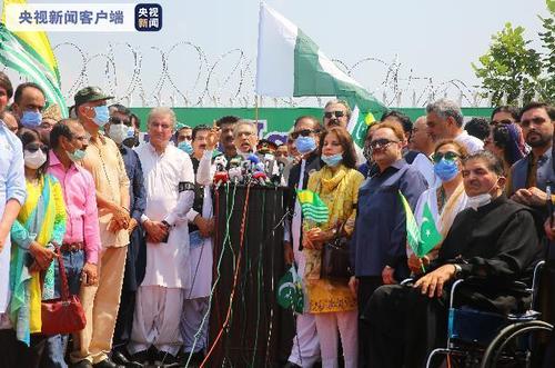 巴基斯坦总统阿尔维参加游行并发表演讲
