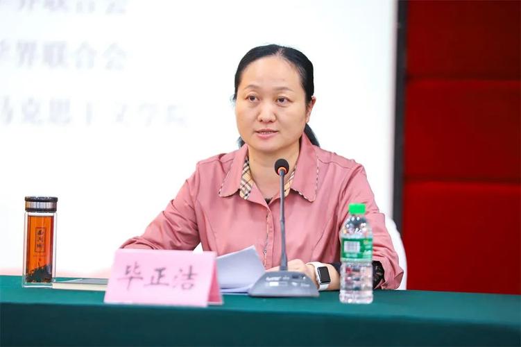 市委宣传部副部长,市社科联党组书记毕正洁主持开班仪式