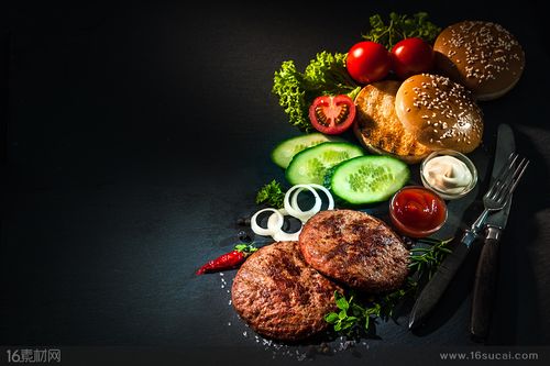 烤熟的牛排面包番茄生菜番茄酱甜酱洋葱圈汉堡包食材食物原材料美食