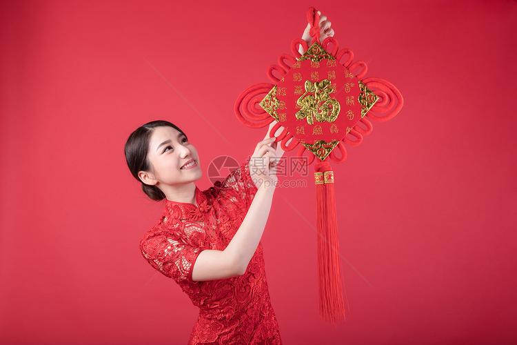新春旗袍美女挂福字中国结