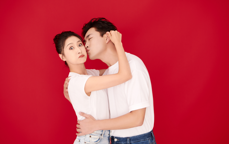 原创王彦霖晒与艾佳妮亲密合照晒结婚证官宣结婚爆料大三求婚