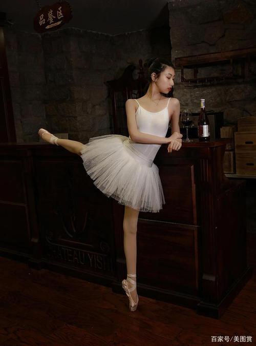 美女与红酒,一组芭蕾舞蹈清纯白纱美少女写真
