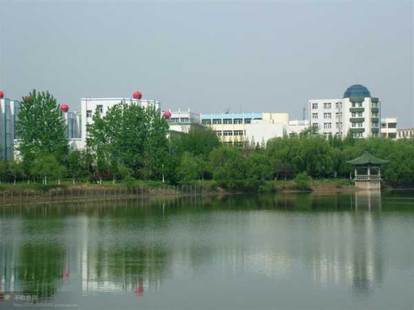 学校,位于河南省固始县风光秀丽的秀水公园西畔,前身是固始师范学校