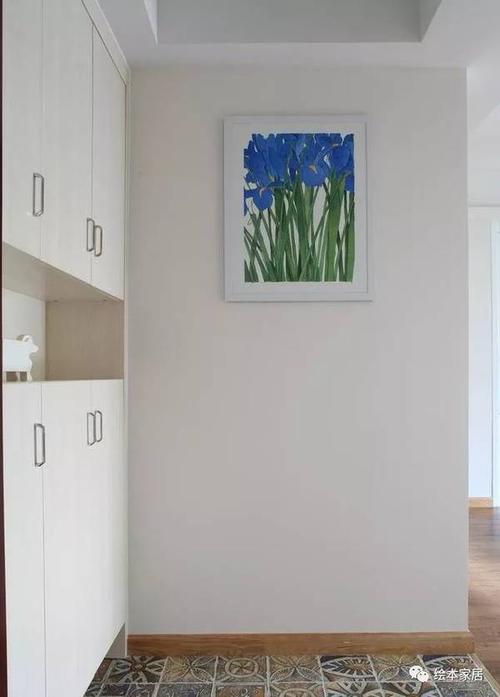 入户门正对的墙面用挂画做了简单的处理