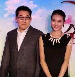 2013年宋汶霏27岁葬礼上母亲抱着女儿生前照黯然泪下