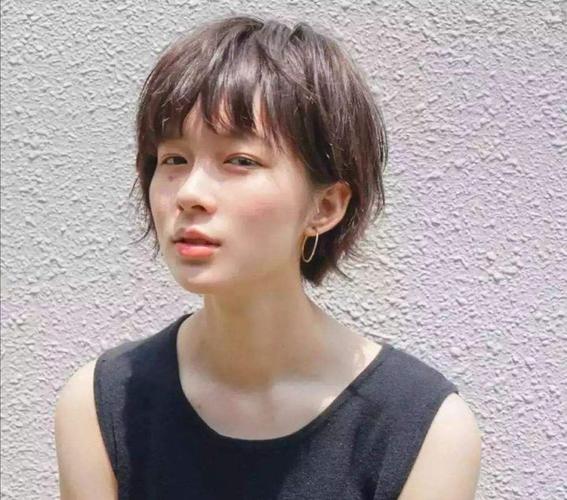 短碎发 短发修剪得特别细碎,随风飞扬显得极其飘逸,在凌乱之中带有