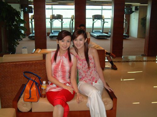 谁知道这两个美女的真名呢?