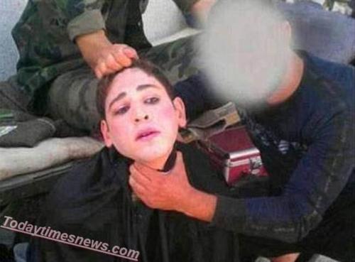 is恐怖分子扮女人逃命!遭捕后士兵开心自拍