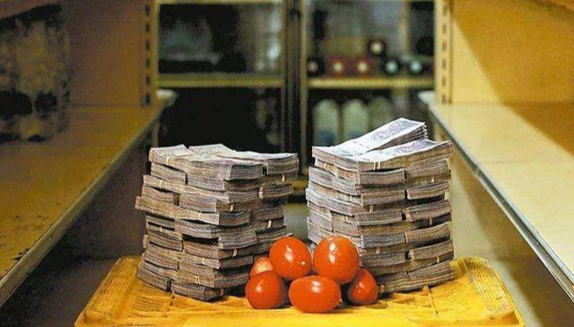 故事男子观音庙偷吃供品捡到一摞摞的钱第2天一看钱变砖头